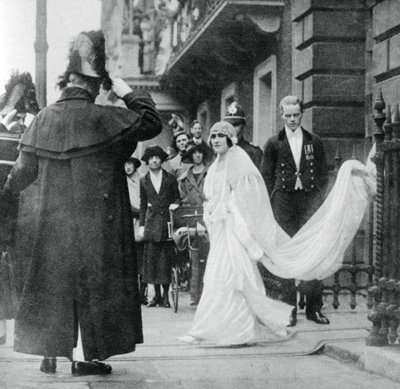 Lady Elizabeth Bowes-Lyon na cestě ke svatbě ve Westminsterském opatství, 26. dubna 1923, 1937 od Unbekannt