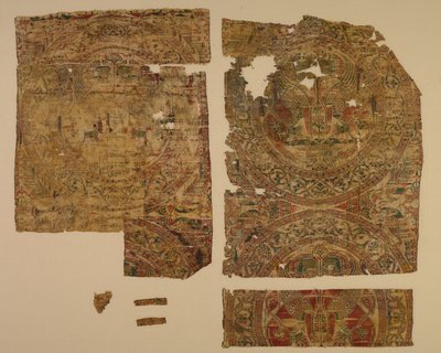 Lampy s konfrontovanými sfingami v rondelech, z hrobky svatého Bernarda Calva, 1200-1243. od Unbekannt