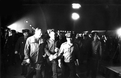 Poslední kroky ruského kosmonauta Vladimira Komarova, kosmodrom Bajkonur, SSSR, 23. dubna 1967 od Unbekannt