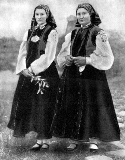 Lotyšské ženy v tradičním kroji, 1936 od Unbekannt