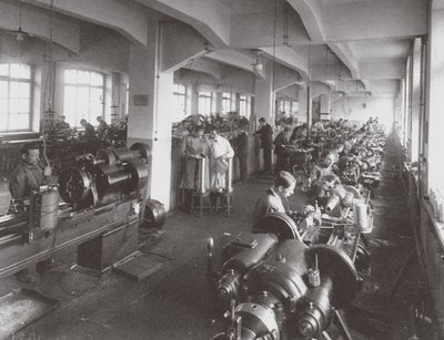 Zpracování čoček v továrně optické mechanické asociace v Petersburgu, 1916 od Unbekannt