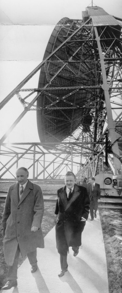 Lord Hailsham a profesor Alfred Lovell v Jodrell Bank, Cheshire, březen 1960 od Unbekannt