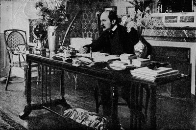M. Rostand ve své knihovně, c1902, 1903 od Unbekannt