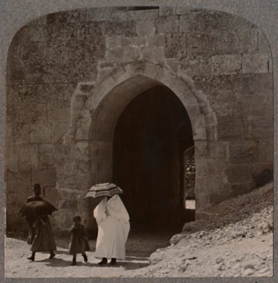 Mahommédské ženy vstupující do Jeruzaléma Herodovou bránou, kolem roku 1900 od Unbekannt