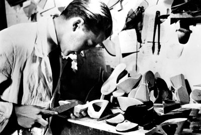 Výroba dřevěných podrážek bot, Němci okupovaná Paříž, únor 1941 od Unbekannt