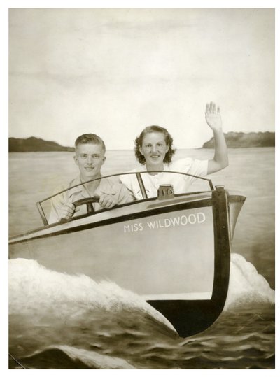 Muž a žena ve člunu s názvem "Miss Wildwood" kolem roku 1940 (foto) od Unbekannt