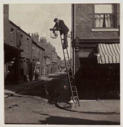Muž čistící plynové pouliční osvětlení, c 1905 od Unbekannt