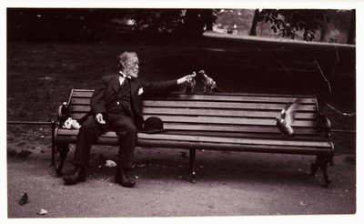 Muž na lavičce v parku, c 1920 Momentka muže sedícího na lavičce v parku, krmícího holuby, pořízená neznámým fotografem asi v roce 1920 od Unbekannt