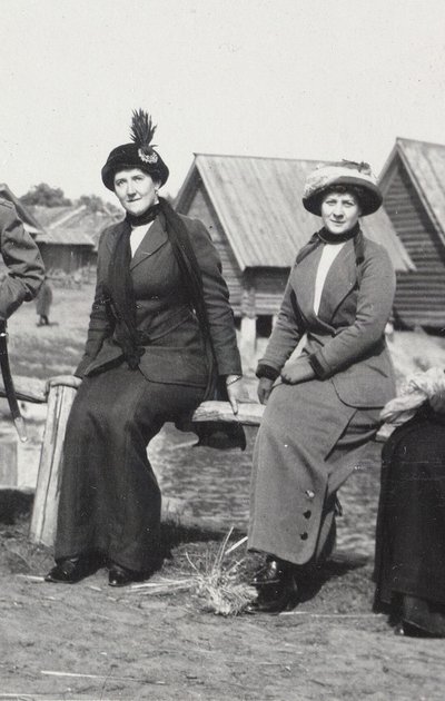 Maria Evgenyevna Golovina, sekretářka Rasputin right a Julia Alexandrovna Den, 1912-1913 od Unbekannt
