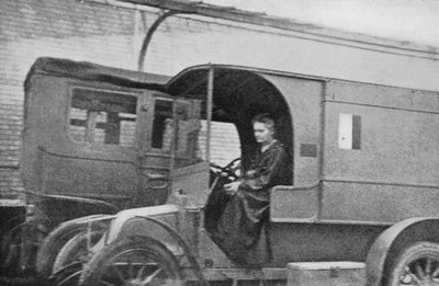 Marie Curie, francouzská fyzička polského původu, řídí auto přestavěné na radiologickou jednotku, 1914 od Unbekannt