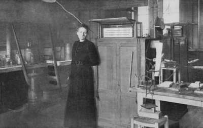 Marie Curie, francouzská fyzička polského původu, ve své laboratoři, 1912 od Unbekannt