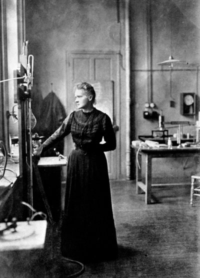 Marie Curie, francouzská fyzička polského původu ve své laboratoři, 1912 od Unbekannt