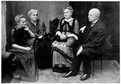 Marie Curie, francouzská fyzička polského původu se členy své rodiny ve Varšavě, Polsko, 1912 od Unbekannt