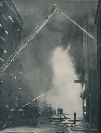 Shromážděné síly moderního hasiče se postavily proti požáru města, c1935 od Unbekannt