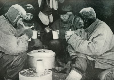 Členové Polární strany na jídle v táboře, c1911, 1913 od Unbekannt
