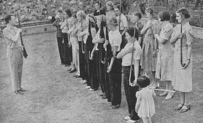 Členky ženského dobrovolnického obranného sboru cvičené v puškovém cvičení, druhá světová válka, 1940 od Unbekannt