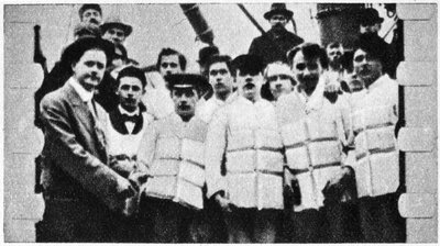 Členové posádky Titaniku v záchranných vestách, 1912 od Unbekannt