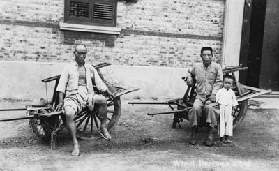 Muži s trakaři, Vietnam, 20. století od Unbekannt