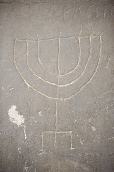 Menora (Menorah) vytesaná na starém náhrobku, Budapešť, Hongrie od Unbekannt