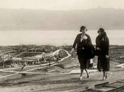 Millicent Veronica Willison, manželka Williama Randolpha Hearsta, na návštěvě práce pro obnovu starověkých římských lodí z jezera Nemi, kolem roku 1930 (č/b foto) od Unbekannt