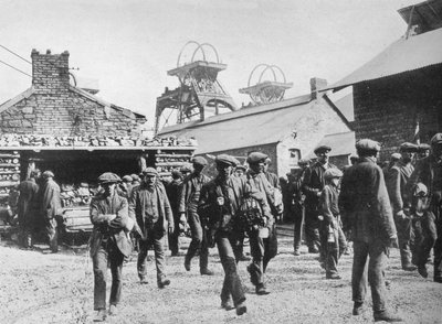 Horníci opouštějící jámu po vypršení jejich stávkových oznámení, 1915 od Unbekannt