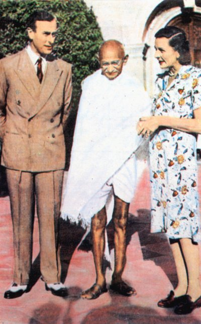 Mohandas Karamchand Gandhi 1869-1948, stojící mezi Lordem a Lady Mountbatten od Unbekannt