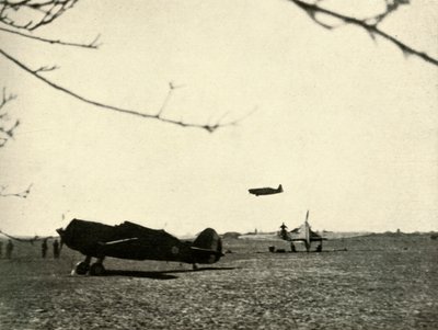 Morane 406 na letišti Vassincourt s francouzským Curtiss Hawk a Hurricane, 1939-1940, 1941. od Unbekannt