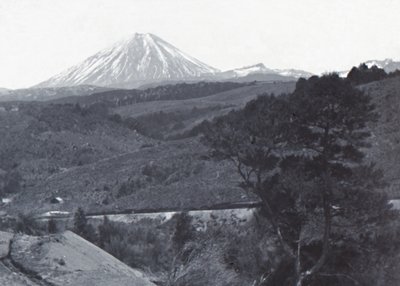 Mount Ngauruhoe, konec 19.-začátek 20. století. od Unbekannt