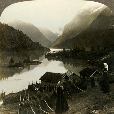 Jezero Loen s horskými stěnami – bezkonkurenční krásou a majestátností – z farmy Seten, Norsko, c1905. od Unbekannt