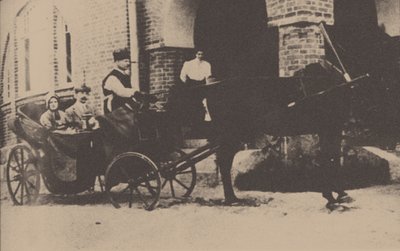 Moura Budberg se svým prvním manželem von Benckendorfem v kočáru na jejich estonském panství, 1912 od Unbekannt