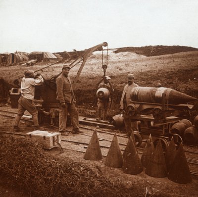 Pohybující se granáty s jeřábem, Genicourt, severní Francie, c1914-c1918 od Unbekannt