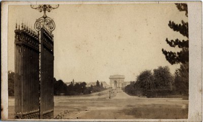 Magistrát Paříže (1871): pohled na Porte Maillot a Arc de Triomphe. Anonymní fotografování. Tisk na karton Rozm. 17x8 cm od Unbekannt
