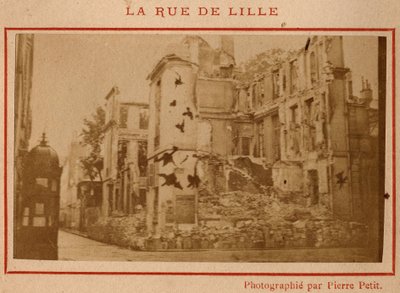 Magistrát města Paříže (1871): pohled na budovy zničené v rue de Lille v Paříži v květnu 1871. Fotografie Pierra Pepetita. Tisk na karton, Rozm. Rozměr 9 x 5,4 cm od Unbekannt