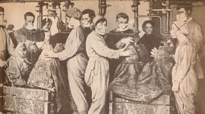 Dělníci munice nosí respirátory při plnění prodává trinitrotoluen T.N.T., c1916, 19 od Unbekannt