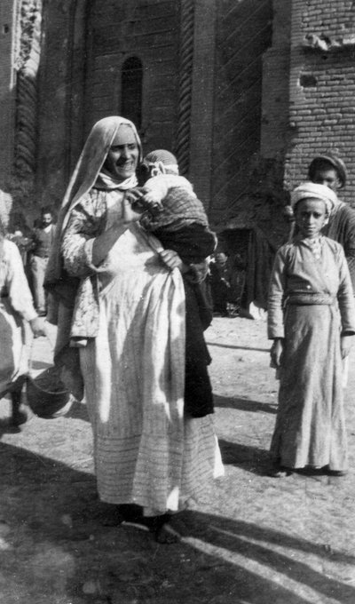 Muslimská žena a dítě, Irák, 1917-1919 od Unbekannt