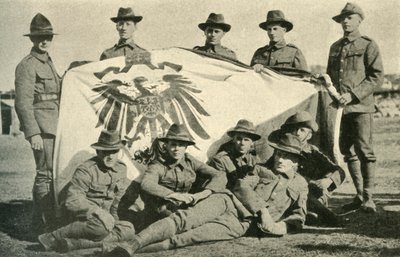 Novozélandští vojáci se zajatou německou vlajkou, první světová válka, 1914, c1920. od Unbekannt