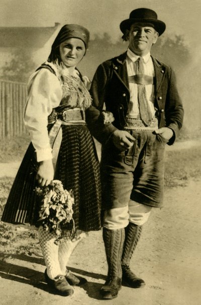 Novomanželé v tradičním kroji, Korutany, Rakousko, c1935. od Unbekannt
