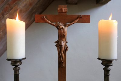 Obersteinbach, Bas-Rhin, Francie, le 29/5/2014 - Svíčky a krucifix. luteránský chrám. od Unbekannt