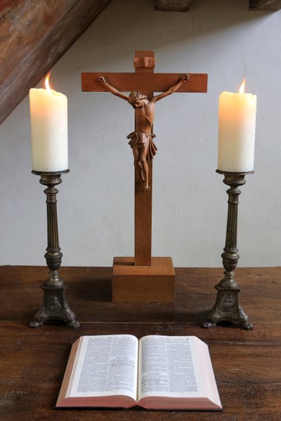 Obersteinbach, Bas-Rhin, Francie, le 29/5/2014 - Svíčky, krucifix a Bible. luteránský chrám. od Unbekannt