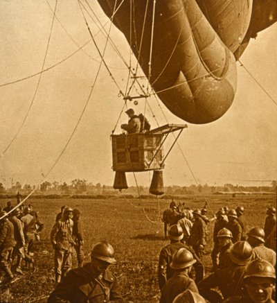 Pozorování nepřátelských pozic z balonu, c1914-c1918 od Unbekannt