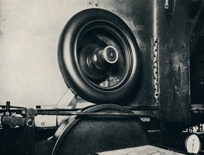 Jedna z pneumatik Sir Malcolm Campbells běžící rychlostí 300 m.p.h., 1937 od Unbekannt