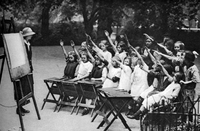 Třída pod širým nebem v Lincolns Inn Fields, Londýn, 1926-1927 od Unbekannt
