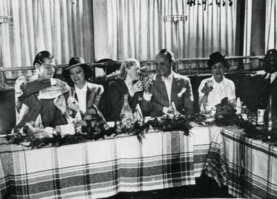 Otevření restaurace populárními francouzskými zpěváky, Paříž, září 1941 od Unbekannt