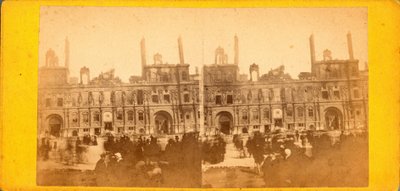 Pařížská komuna (1871): pohled na Hotel de Ville po požáru v květnu 1871. Anonymní fotografie. Tisk na karton Rozm. 17x8 cm od Unbekannt