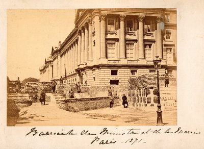 Pařížská komuna (1871): pohled na barikádu Place de la Concorde před ministerstvem námořnictva (Hotel de la Marine nebo také Hotel du Garde Meuble) v Paříži. Anonymní fotografování. Tisk na karton Rozm. 22 x 14 cm od Unbekannt