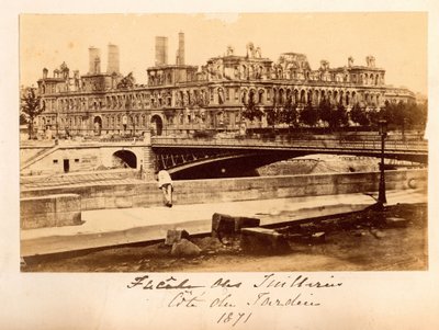 Pařížská komuna (1871): pohled na most Arcole a Hotel de Ville po požáru v květnu 1871. Anonymní fotografie. Tisk na karton od Unbekannt