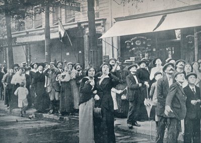 Pařížský dav sleduje jedno z německých letadel letící nad městem, c1914 od Unbekannt