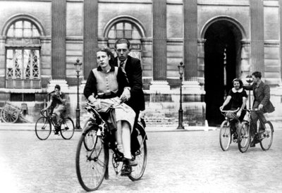 Pařížané cestující na kole, Němci okupovaná Paříž, červenec 1940 od Unbekannt