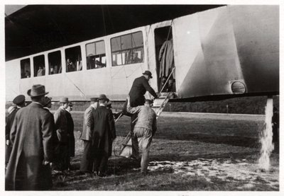 Cestující nastupující do Zeppelin LZ 11 Viktoria Luise, c1912-1914 1933 od Unbekannt
