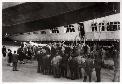 Cestující nastupující do Zeppelin LZ 127 Graf Zeppelin, 1933 od Unbekannt